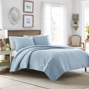 Laura Ashley Twin Reversible quilt set